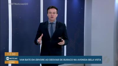 itemVan bate em árvore ao desviar de buraco em Goiânia