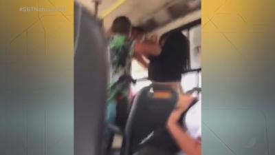 itemMulheres brigam dentro de ônibus