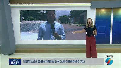 itemTentativa de roubo termina com carro invadindo casa em Goiânia