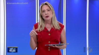 itemHomem acompanhando de uma criança furta caixa de som em Aragoiânia