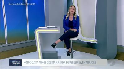 Motociclsita atinge ciclsita na faixa de pedestres em An&aacute;polis