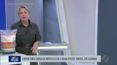 itemChuva forte arrasta motociclista e deixa postes tortos, em Luziânia