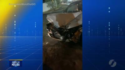 Motorista de carro fica ferido em acidente com caminhão em Goiânia