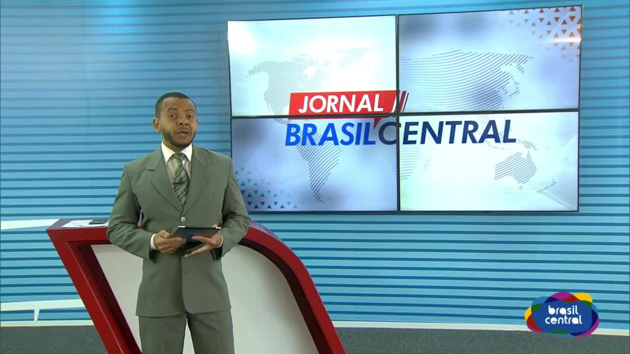 itemFesta do Divino começa com Fiéis vindo de longe.