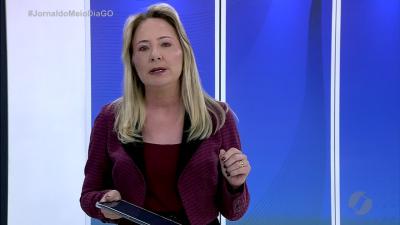itemOperação retira fios soltos de postes em Aparecida de Goiânia