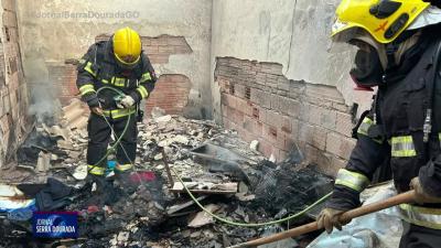 itemIncêndio em uma casa de Trindade