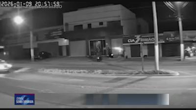 itemCarro arrastado por caminhão em avenida de Itaberaí