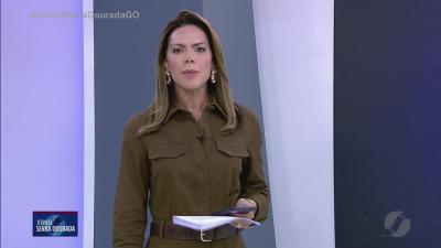 Carro &eacute; destru&iacute;do por inc&ecirc;ndio em Goi&acirc;nia