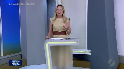 itemPapai Noel pega estrada de terra e atrevessa rio para levar presentes em Britânia