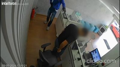 itemPreso homem que roubou relojoaria e fez funcionário refém em Formosa