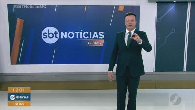 Carro perde controle e invade calçada em Anápolis