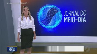 &Aacute;rvore cai, atinge casa e causa preju&iacute;zo a idosos