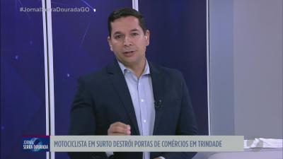 Motociclista em surto destr&oacute;i portas de com&eacute;rcios em Trindade