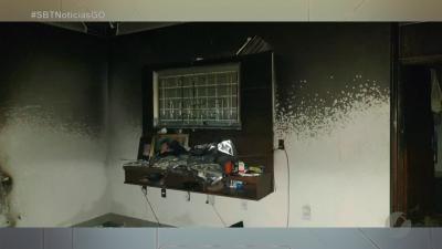 itemBombeiros combatem incêndio em casa de Catalão