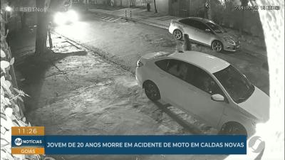 itemMulher perde controle do carro, bate em veículo estacionado e capota em Goiânia