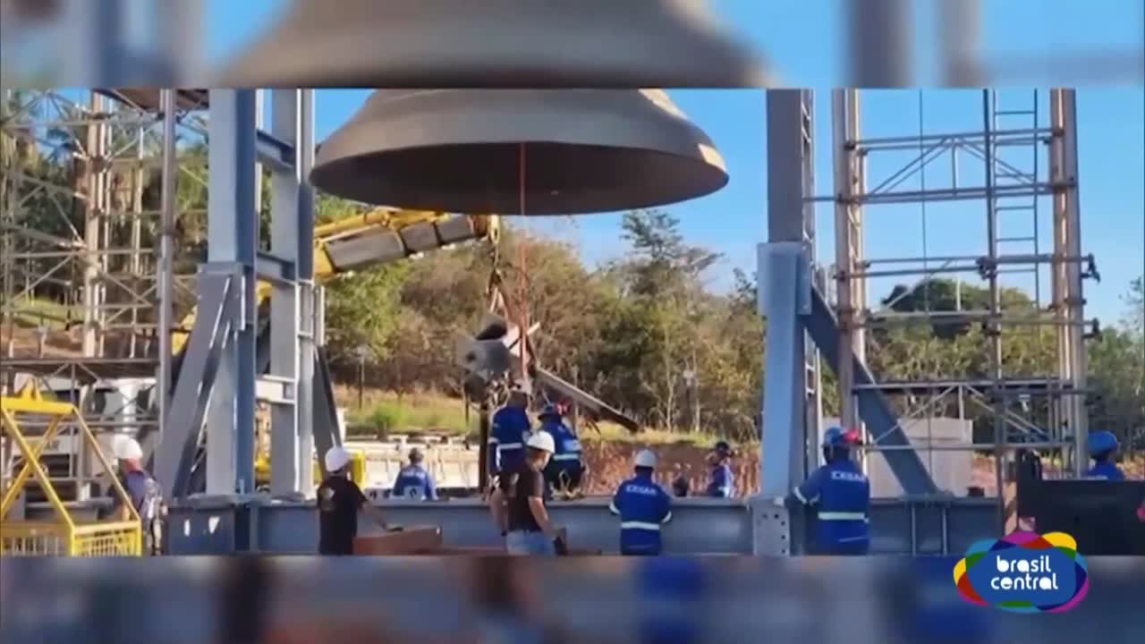 itemTrindade: Maior Sino do Mundo que badala é Içado