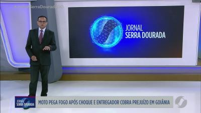 Moto pega fogo ap&oacute;s choque e entregador cobra preju&iacute;zo