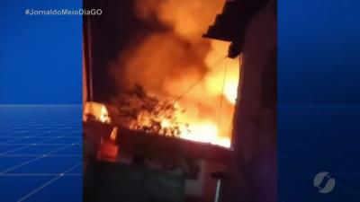 Incêndio em galpão de móveis no Setor Bueno em Goiânia