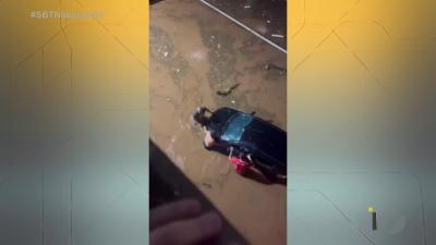 itemCarro fica debaixo d'água na Marginal Botafogo durante chuva em Goiânia