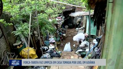 itemForça-tarefa faz limpeza em casa tomada por lixo em Goiânia
