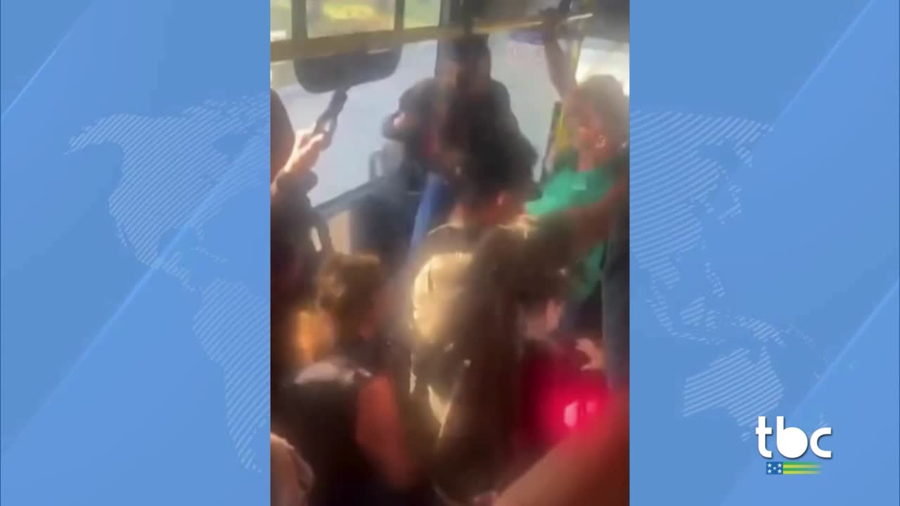 itemMulher é presa por agredir Idosa dentro de Ônibus