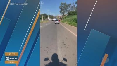 Caminh&atilde;o derrama &oacute;leo em avenida