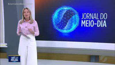 itemCaminhão desce sozinho, atinge quatro carros e para sobre linha férrea