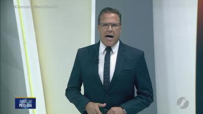 itemPerigo homem viaja no teto de carro a mais de 100km por hora na BR 153