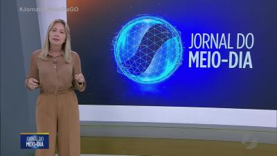 itemMotociclista é arremessada em acidente em rotatória