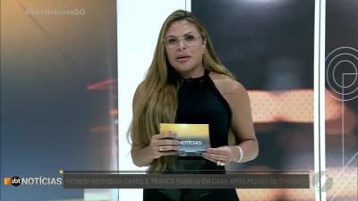 itemHomem coloca fogo no carro e tranca família em casa após pedido de divórcio