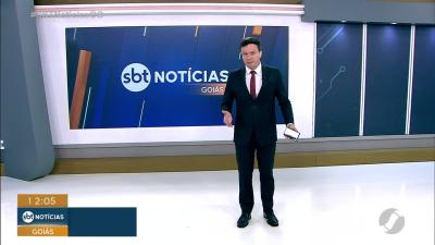 Lixo acumulado e galhos de &aacute;rvoes na cal&ccedil;ada de escola na Vila Moraes em Goi&acirc;nia