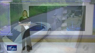 Menores pegam carro de pai, fogem da PM e causam acidente em Goi&acirc;nia