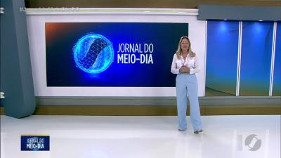 Morador usa caiaque para transitar pelas ruas de Goianésia após chuva