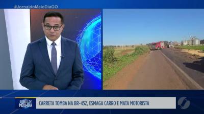 Carreta tomba, esmaga carro e mata motorista na BR-452