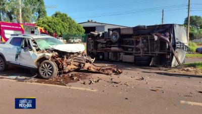 itemAcidente entre carro e caminhão em Quirinópolis