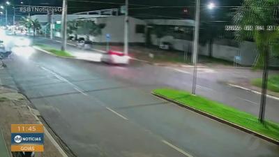 Carro em alta velocidade bate em cl&iacute;nica em Quirin&oacute;polis
