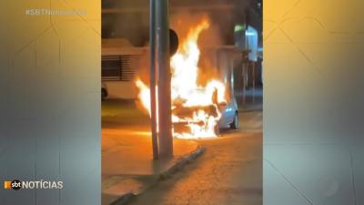 Carro pega fogo em Goiânia