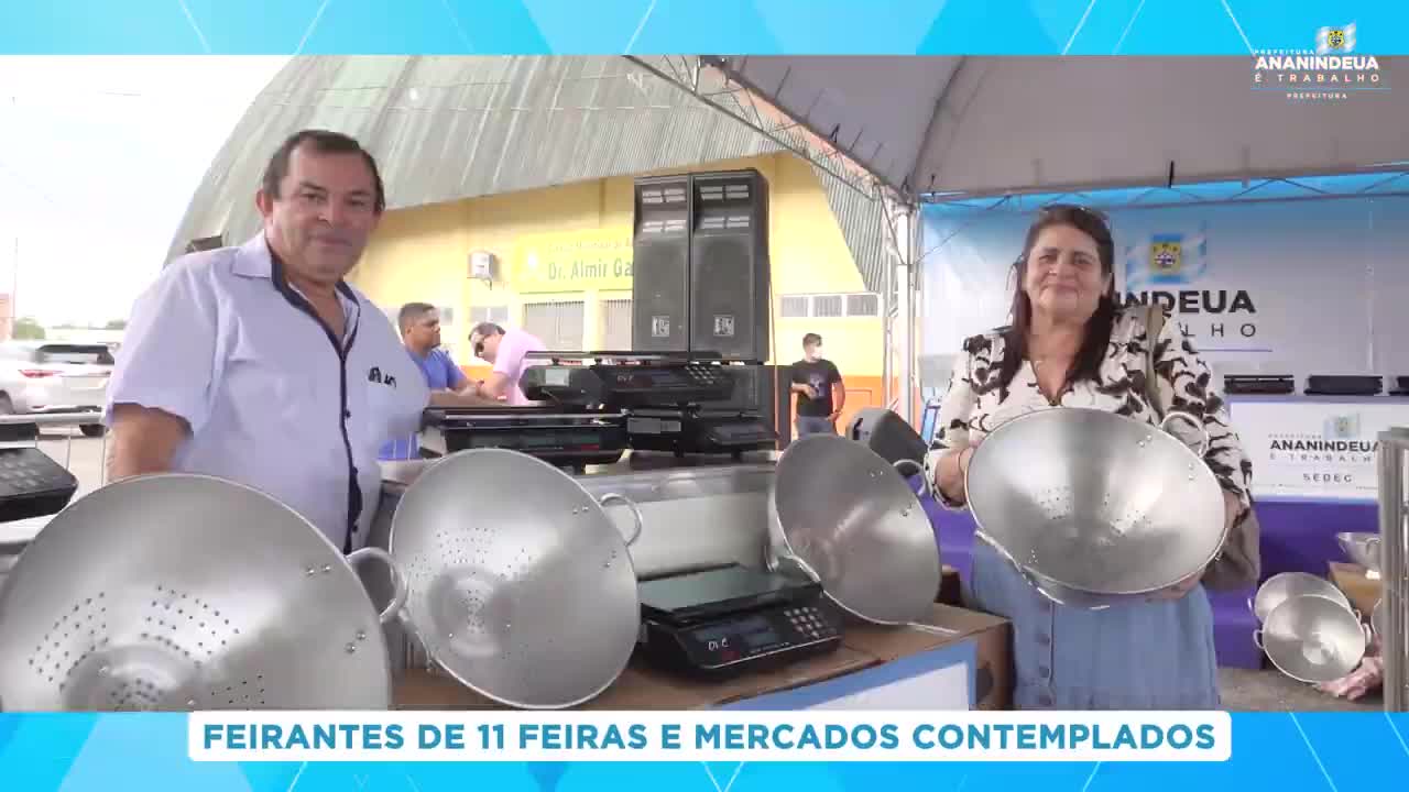 Entrega de equipamentos aos feirantes