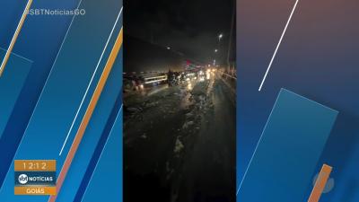 itemCaos na BR-153 após derramamento na pista