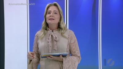 Cachorro fica com a pata presa na grade de port&atilde;o em Porangatu