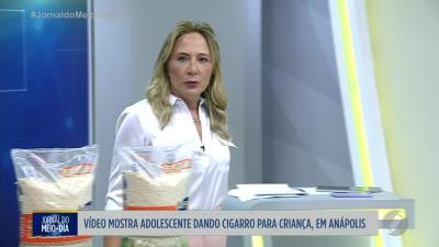 itemVídeo mostra adolescente dando cigarro eletrônico para criança