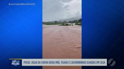 itemChuva em Posse deixa família ilhada em casa