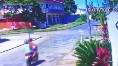 itemDesrespeito ao PARE causa acidente entre moto e carro em Caldas Novas