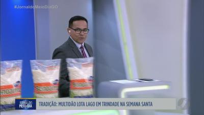 Multid&atilde;o lota lago em Trindade na Semana Santa