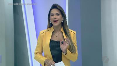 itemMulher enche o carrinho em loja de materiais para construção e paga apenas um item