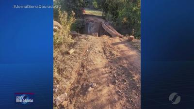 itemCaminhão despenca com ponte na área rural de Anicuns