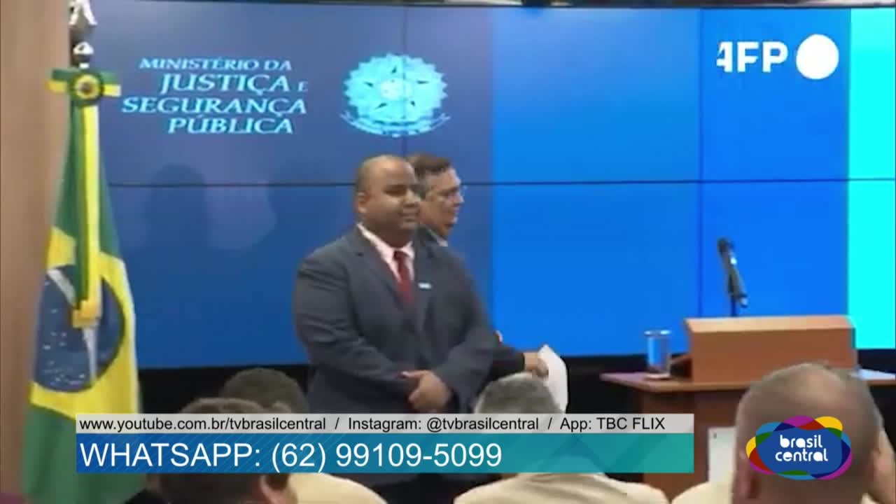 itemEduardo  Bolsonaro diz que Decisão de Dino ajuda e prevê resposta de Trump