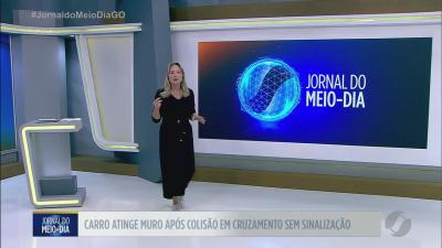 itemCarro bate e atinge muro em cruzamento sem sinalização