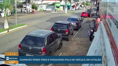 Caminh&atilde;o perde freio e passageiro pula do ve&iacute;culo em Catal&atilde;o