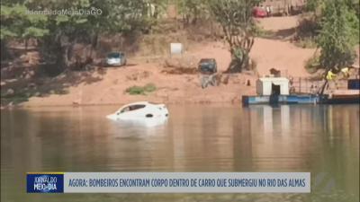 itemBombeiros encontram corpo dentro de carro que caiu no no Rio das Almas em São Luiz do Norte